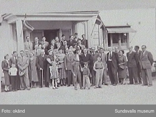 Personalen vid Sundsvalls elektricitetsverkt på besök vid kraftverk och laxodlingen i Bergeforsen 1953.