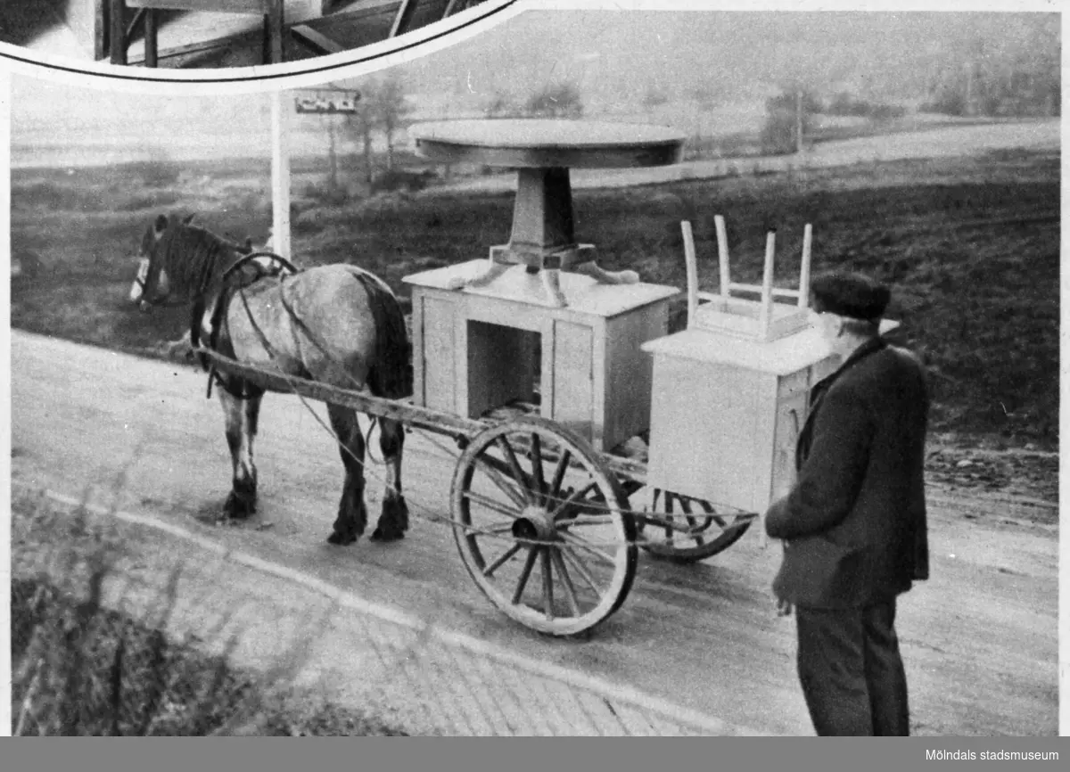Transport av lastade möbler, s.k. "möbelfora".
Bilderna 1993_0448-0453 är reproduktionsfotograferade ur en artikel i Vecko-Journalen, från år 1930, angående möbelsnickeriverksamheten i Lindome.