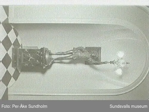 Bild 02- 14 Armatur, gjuten i form av en page.Bild 15- 27 Fönster med etsat glas.