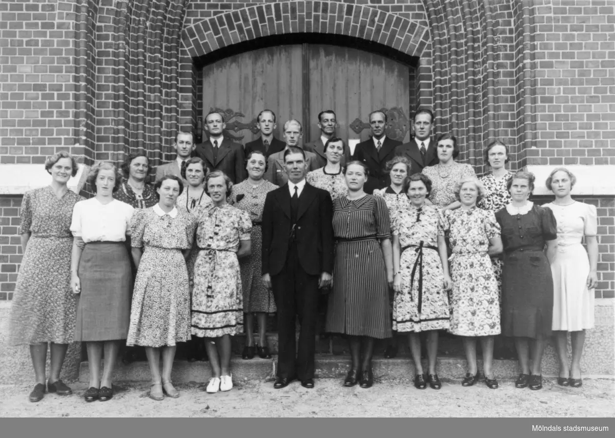 Givarens syster Signe Andreasson (född 1908) som står i nedre raden, andra från vänster. Fässbergs kyrka, 1920 - 30-tal.