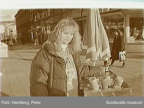 Fotografering i samband med Sundsvalls museums dokumentation av "Korvgubbarna" i centrala Sundsvall, utförd av Carola Huotari, text, och Peter Hamberg, foto.