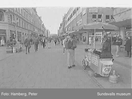 Fotografering i samband med Sundsvalls museums dokumentation av "korvgubbarna" i centrala Sundsvall, utförd av Carola Huotari, text, och Peter Hamberg, foto.