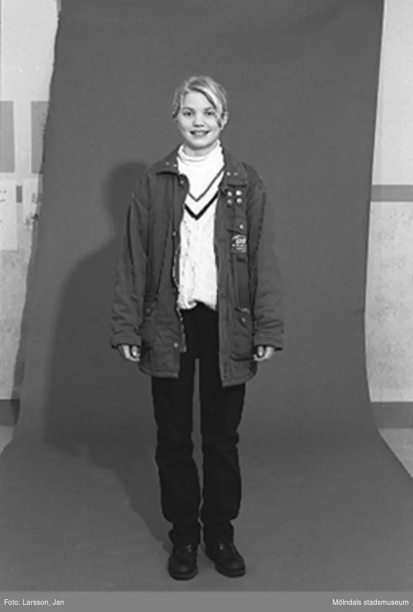 Foton av ungdomar på fritidsgården Aktiviteten inför utställningen "Krinoliner och kortkort" på Mölndals museum 1994-12-05.