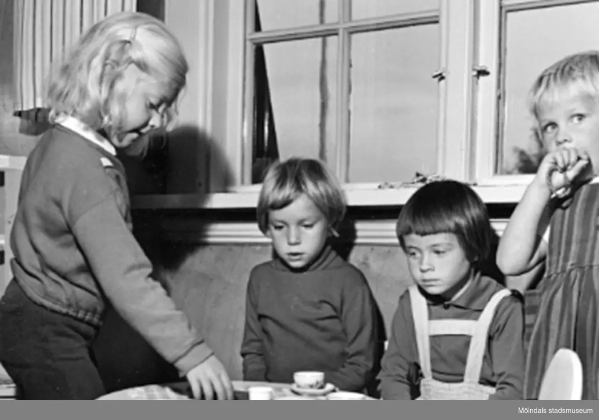 Fyra barn som har "kafferep" vid ett bord. Holtermanska daghemmet 1953.