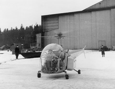 Ostermans helikopter "SE HAC" befordrade posten till skärgården
tiden 10/2 - 30/4.  Vid starten från Stockholm, Lindarängens
flyghamn.  Helikopterpilot Lars Westlund.