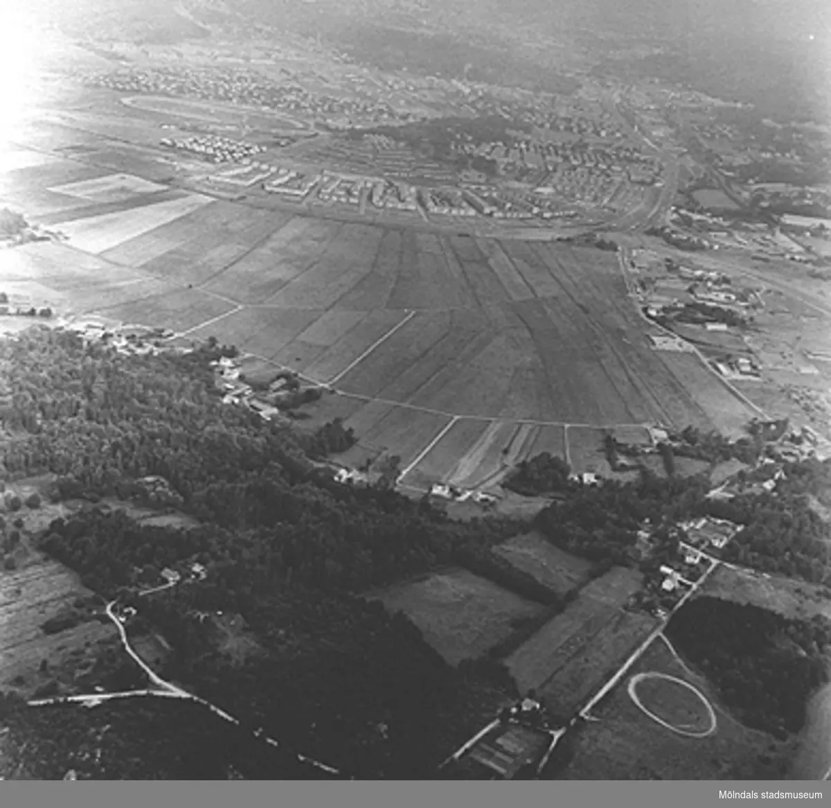 Flygfoto från "Östra Balltorp" mot norr år 1970. Man ser till höger (åt öster) Åbro industriområde och i bakgrunden (åt norr) Åbyområdet.