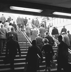 Morgenstrømmen opp av Undergrunnen.