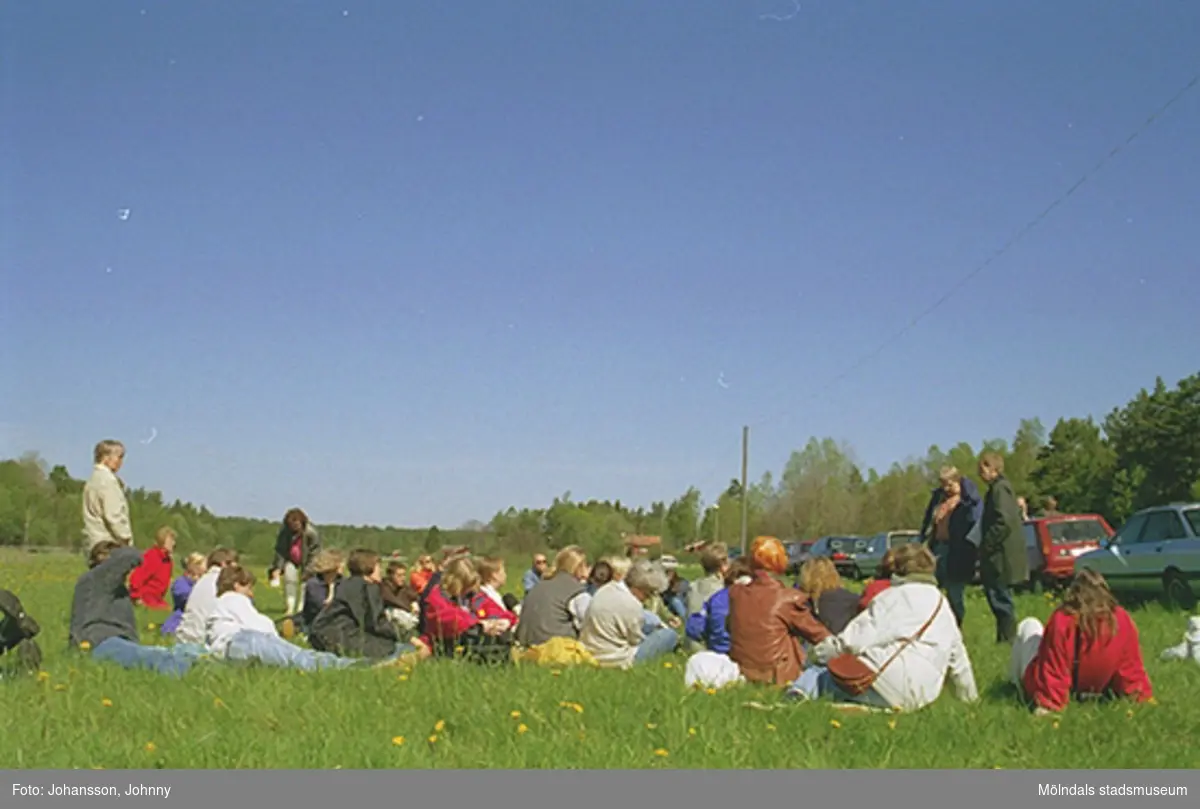 Personal från Kultur och fritid sitter eller står på en gräsmatta.