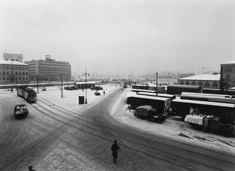 Göteborg, postkontor. 1942.  Utsikt över hamnen från
Göteborgs gamla posthus vid Packhusplatsen 1871 - 1925.  Revs 1942.