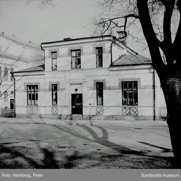 Huset byggdes 1894 som barnkrubba, senare (1951) Lillgårdens förskola.