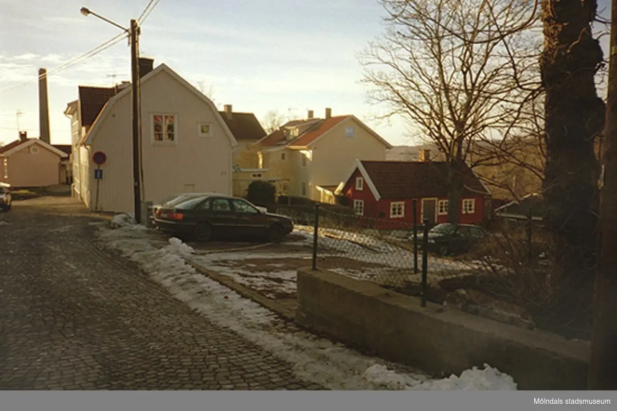 Fastigheter och hus längs Royens gata i Kvarnbyn, 1990-tal. Den främre öde tomten (Korndal 13) bebyggdes senare med en villa.