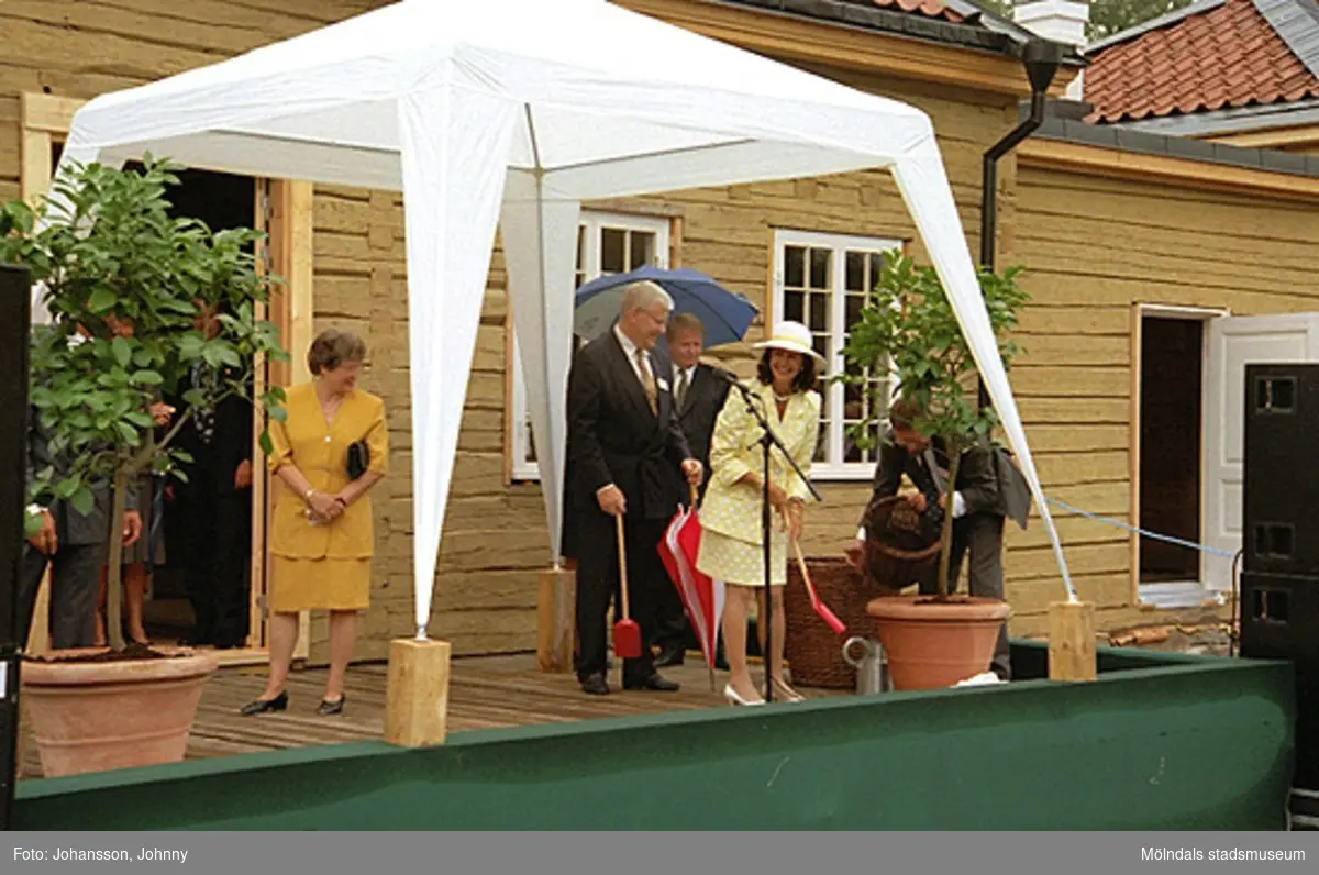 Kung Carl XVI Gustaf och drottning Silvia planterar två vårdträd/fruktträd utanför Tjenstefolksbostaden. På scenen står även landshövdingen Göran Bengtsson och Kaj Johansson.