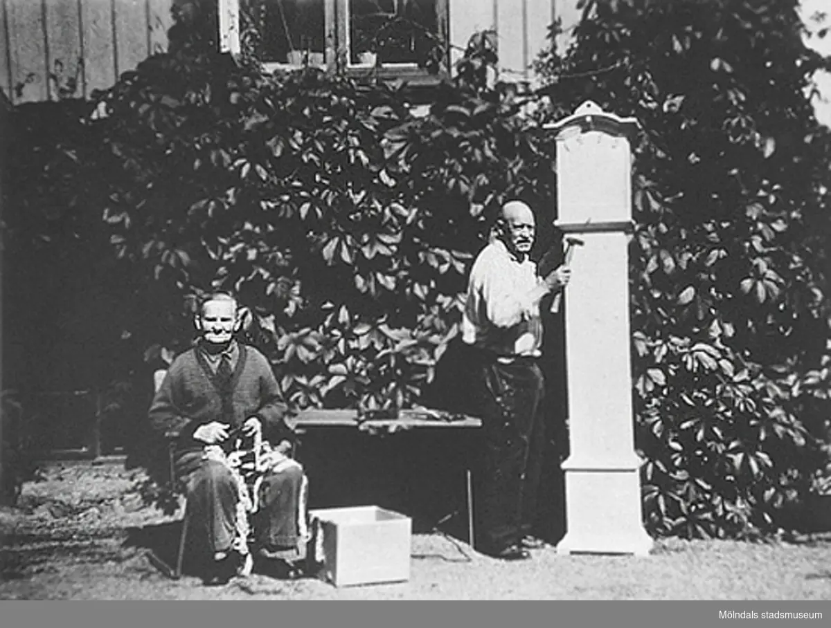 Robert Sandberg och Erik Zackrisson, 1940-50-tal. Kärra Hökegård var ett försörjningshem för såväl senildementa som psykiskt sjuka, utvecklingsstörda och ensamstående mödrar. Verksamheten försvann i och med att Lackarebäckshemmet stod klart 1951.