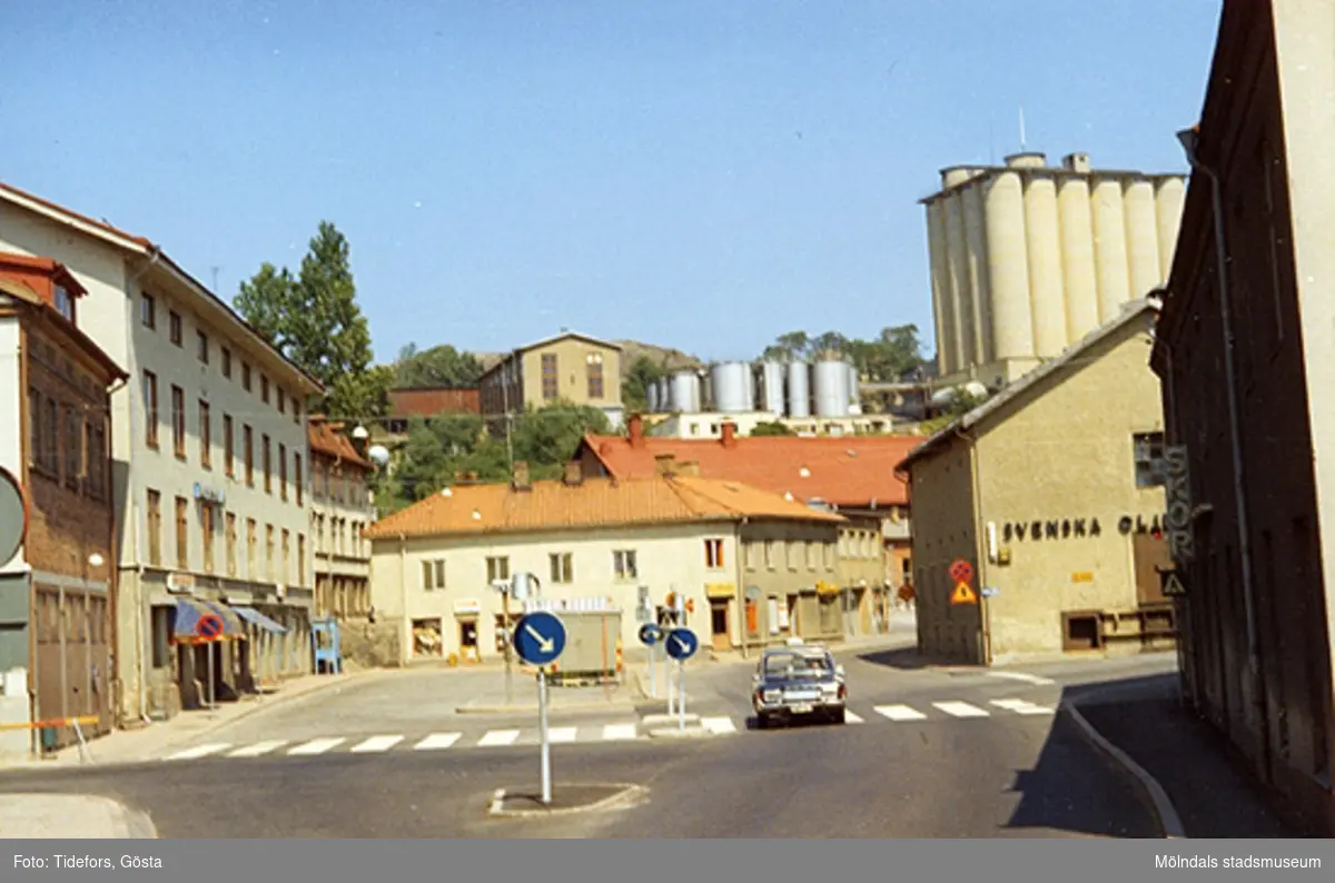 Gamla torget, 1960-tal. Det skuggade huset till höger, med skylten "Skor", är Papyrus "Byggnad 213" på Kvarnbygatan 4. Efter detta ses Svenska Oljeslageriet och dess syratorn på höjden.
