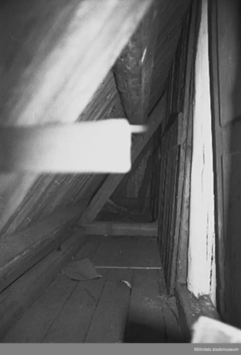 Kvarnfallet 31 i Grevedämmet, hösten 1994. Interiör i fabriksbyggnad: Möjligt loft/krypvind.