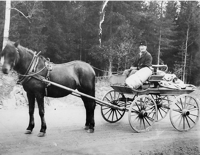 Post-Olle och hans häst Sicka på väg med posten upp till Bjursås
från tåget i Grycksbo. Under 55 år (1.1.1882-31.12.1937) var
Post-Olle (hette Olsson i efternamn) postförare till Bjursås. Av
dessa år gick han åtta år till fots från Falun med postväskan på
ryggen.