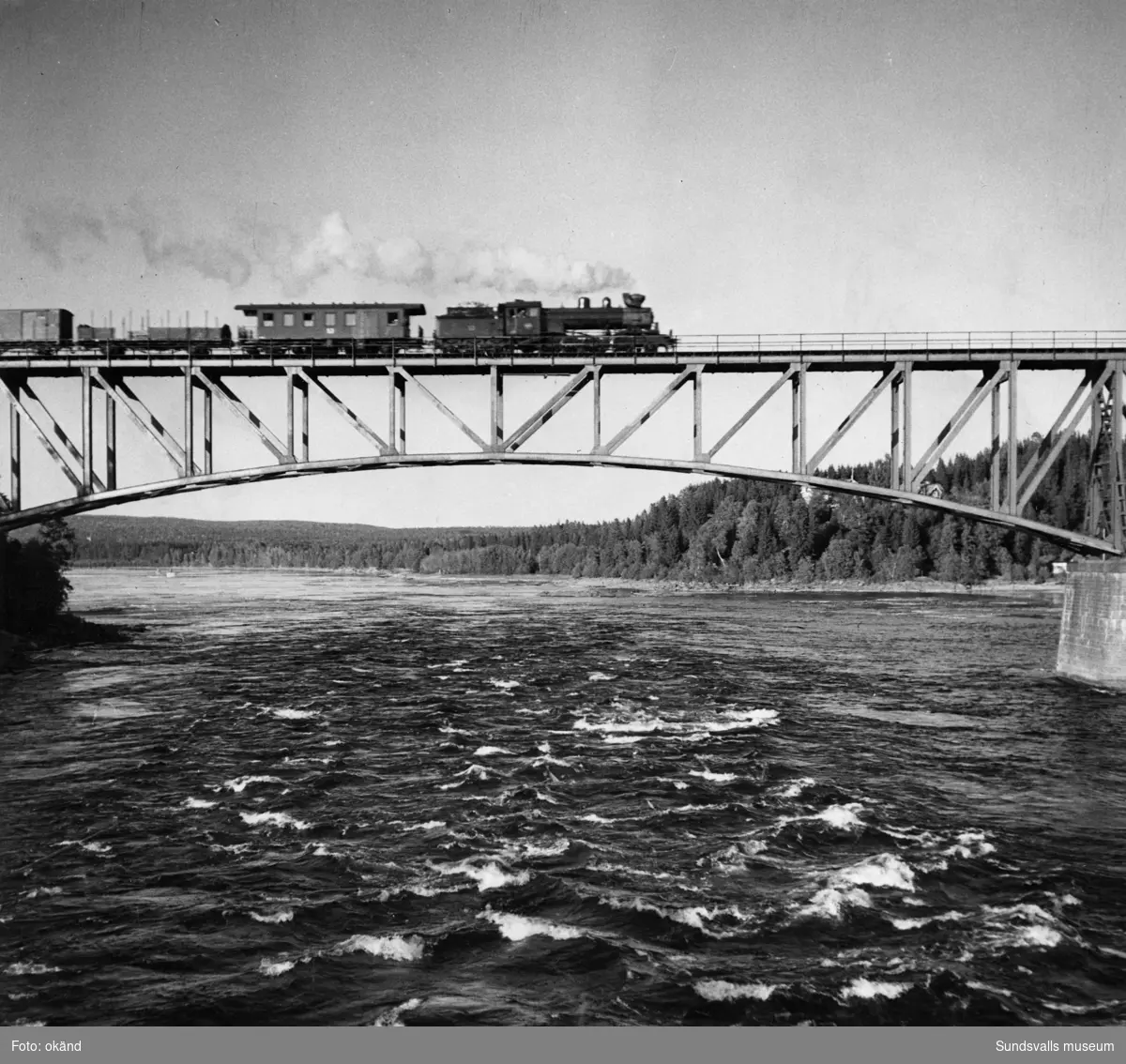 Järnvägsbron över Indalsälven vid Bergeforsen.