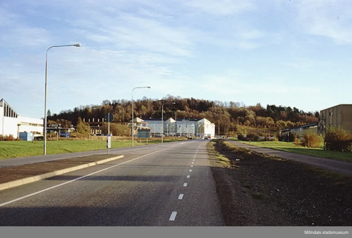 Till vänster ligger Astra Hässle och till höger Åbro industriområde. I fonden rakt fram ses den glasbeklädda affärs- och kontorsbyggnaden Balltorp 1:135 (Taljegårdsgatan 11) i Kärra.