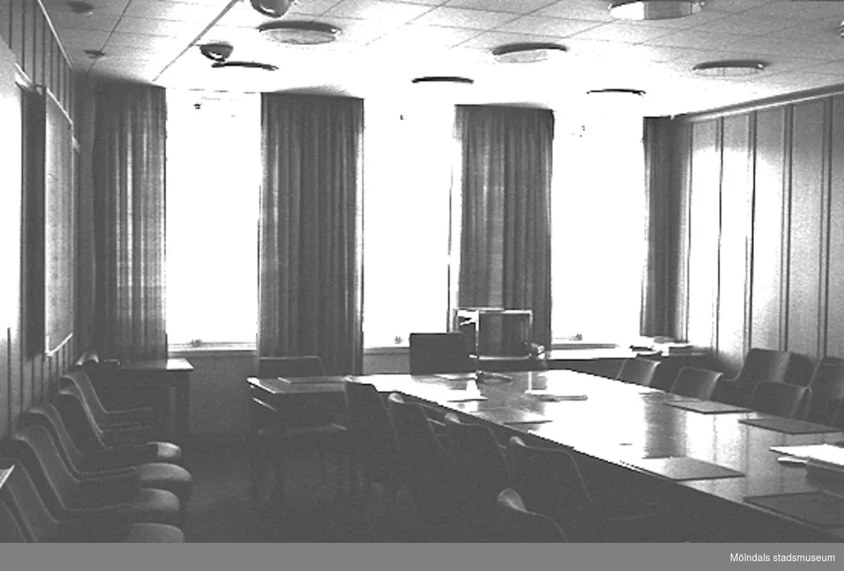 Ett sammanträdesrum i Mölndals stadshus, mars 1988.