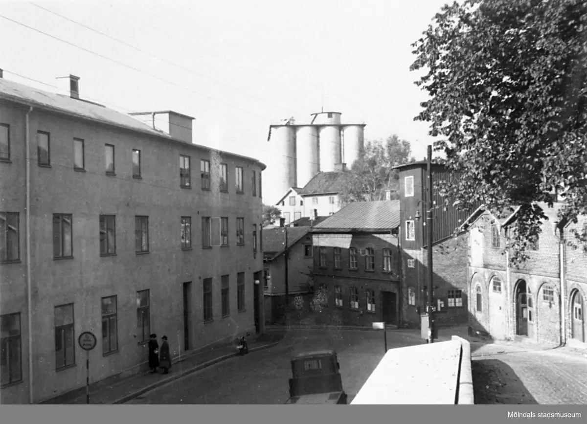 Till vänster ses Viktor Samuelsons fabrik "Strumpan" på Kvarnbygatan 10-14 omkring 1940. Soabs silotorn skymtar i bakgrunden.