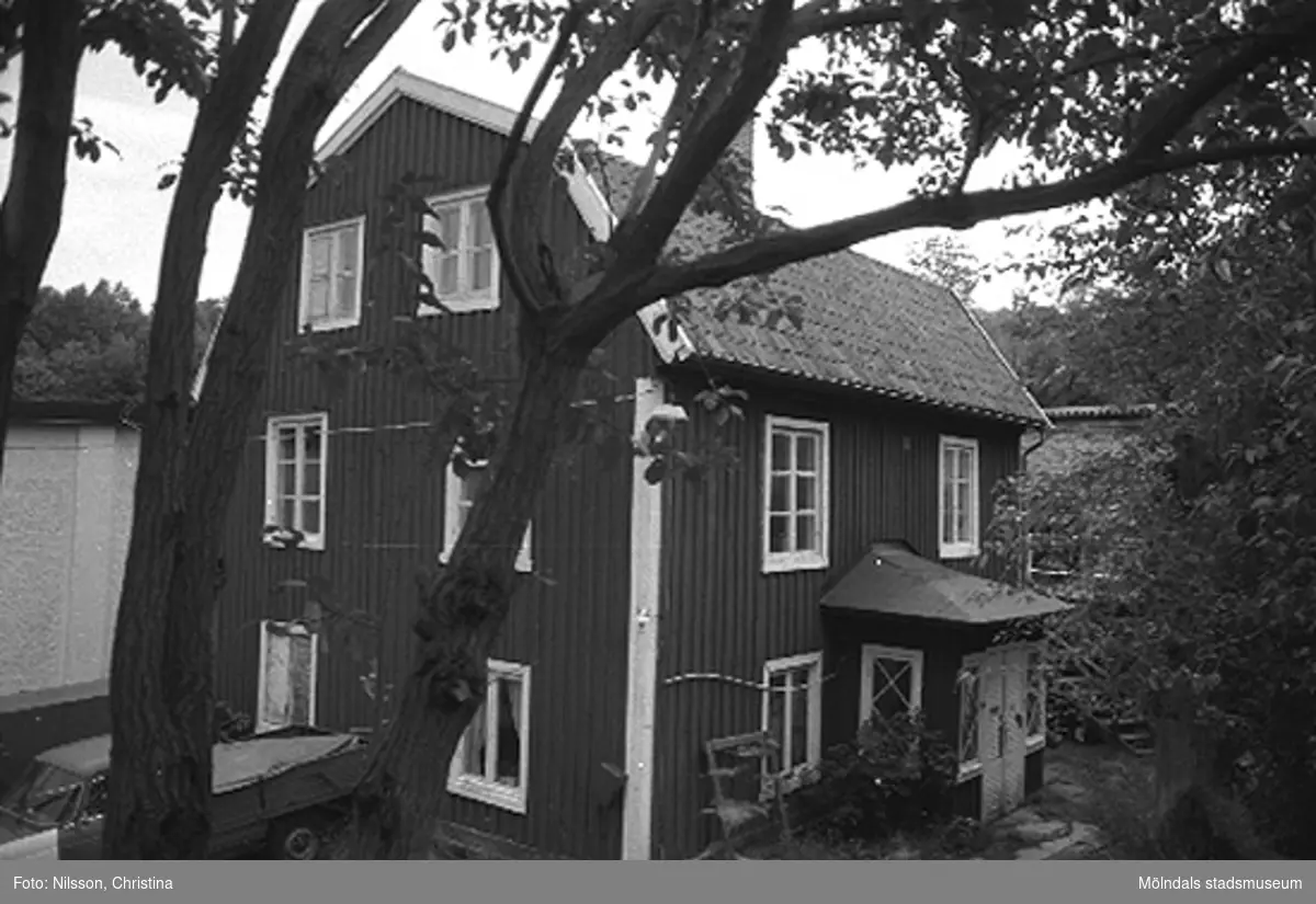 Röda huset, Grevedämmet, Kvarnfallet 31, Mölndal hösten 1994. Relaterat motiv: 2004_0288.