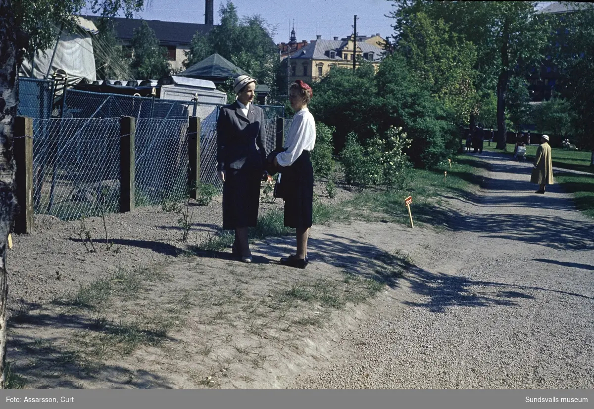 Två kvinnor på gångväg intill Selångersån.