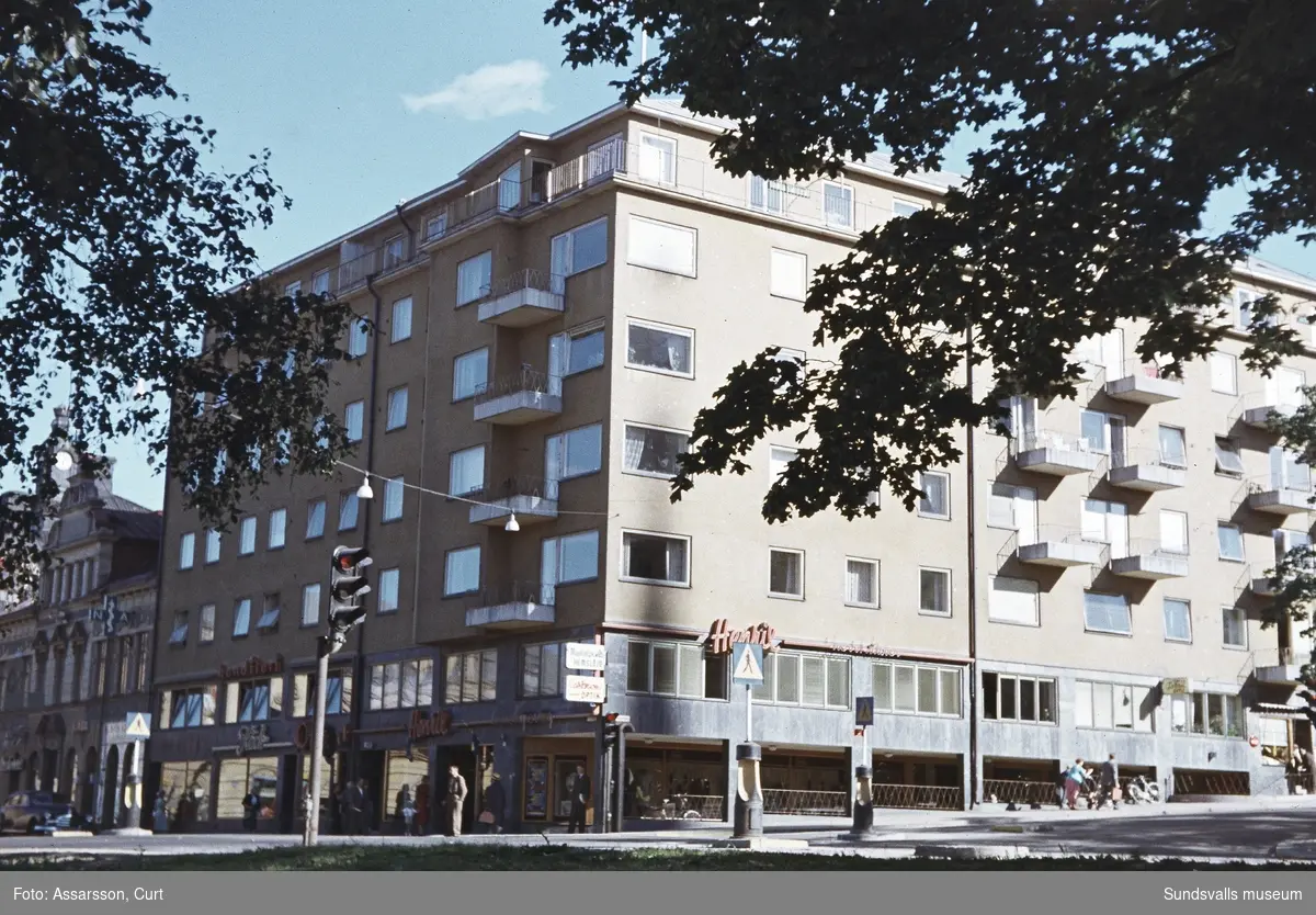 Affärs och bostadshus vid Storgatan - Skolhusallén.