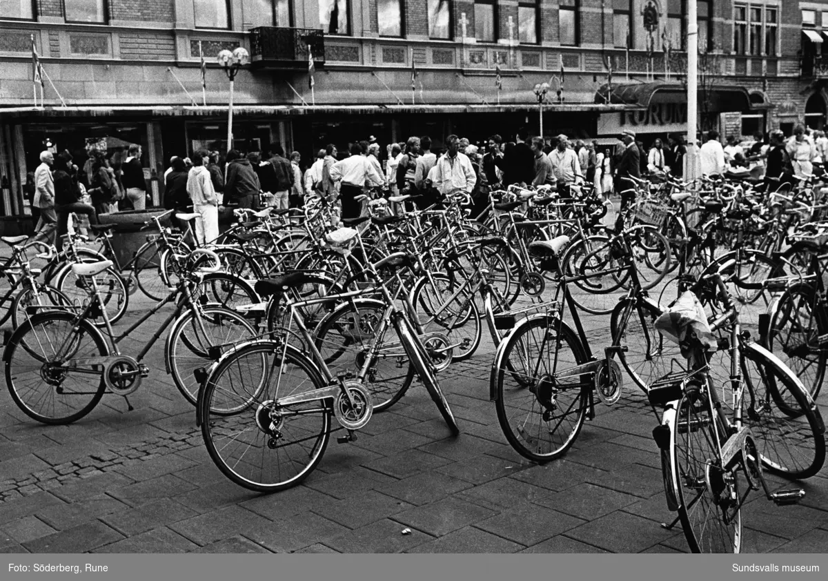 Flanörer efter Storgatan, uteservering och cyklar.