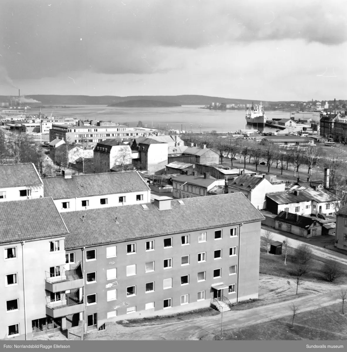 Sundsvall, fotograferat från Sjuksköterskeskrapan över hamnen och Norrmalm.