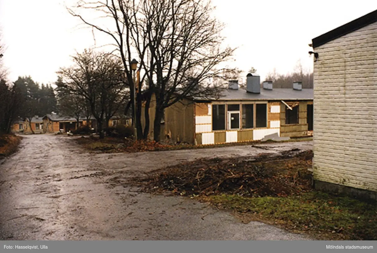 Byggnadsdokumentation inför ombyggnad.
Före detta gruppbostäder vid Stretereds skolhem som byggs om till privatbostäder på Skogsbovägen i Stretered, Kållered, år 2000.