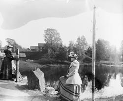 vei, kvinner2, stabbesteiner, elv, kulturlandskap, gjerde, k