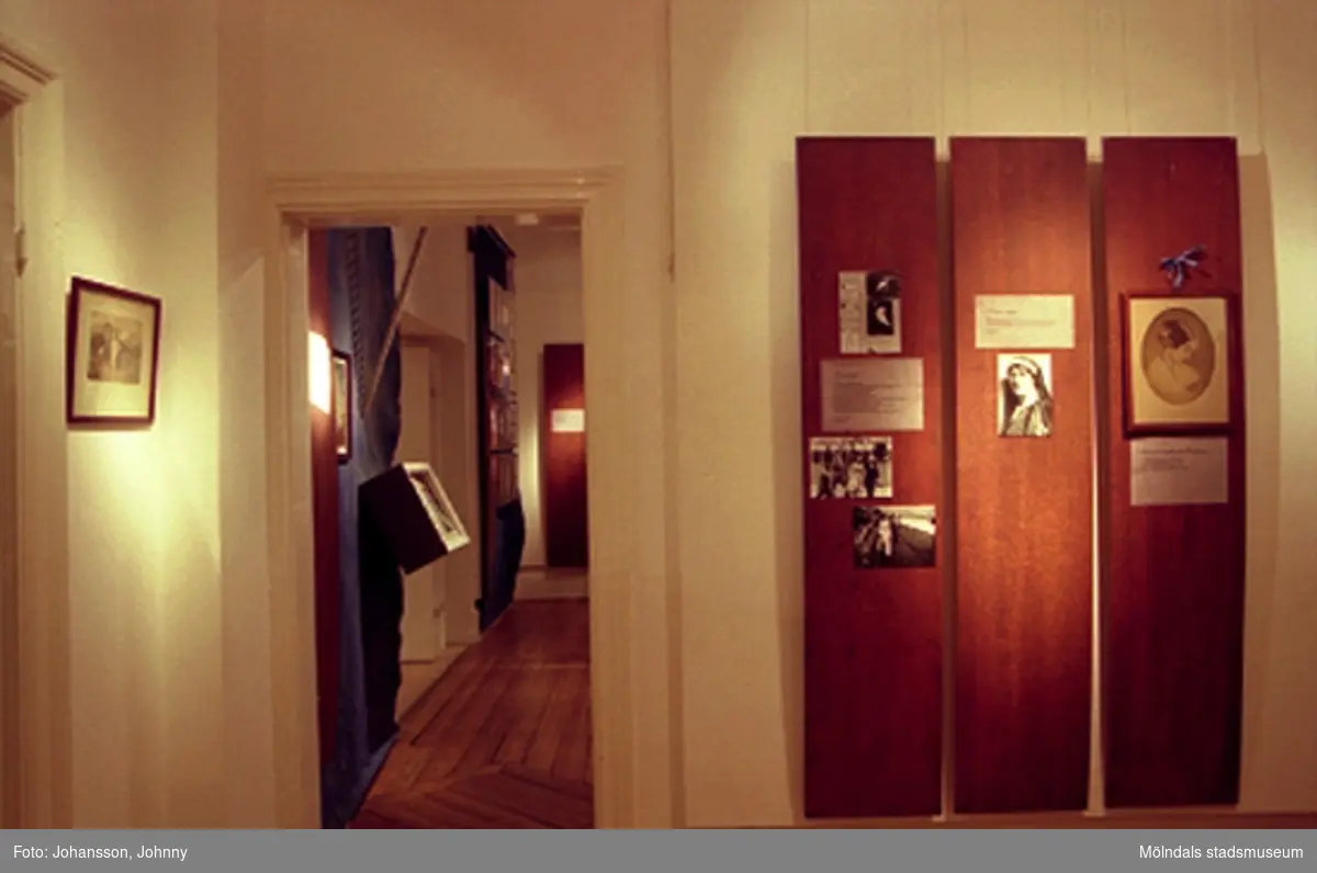 Änglautställningen pågick 24 november 1996 - 31 mars 1997 på Mölndals museum, Norra Forsåkersgatan 19 i Kvarnbyn.