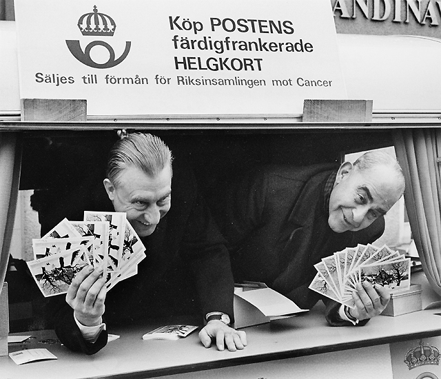 Glada försäljare - i PR-avdelningens husvagn - är generaldirektör
Nils Hörjel,t.v., och direktör Ragnar Sachs.