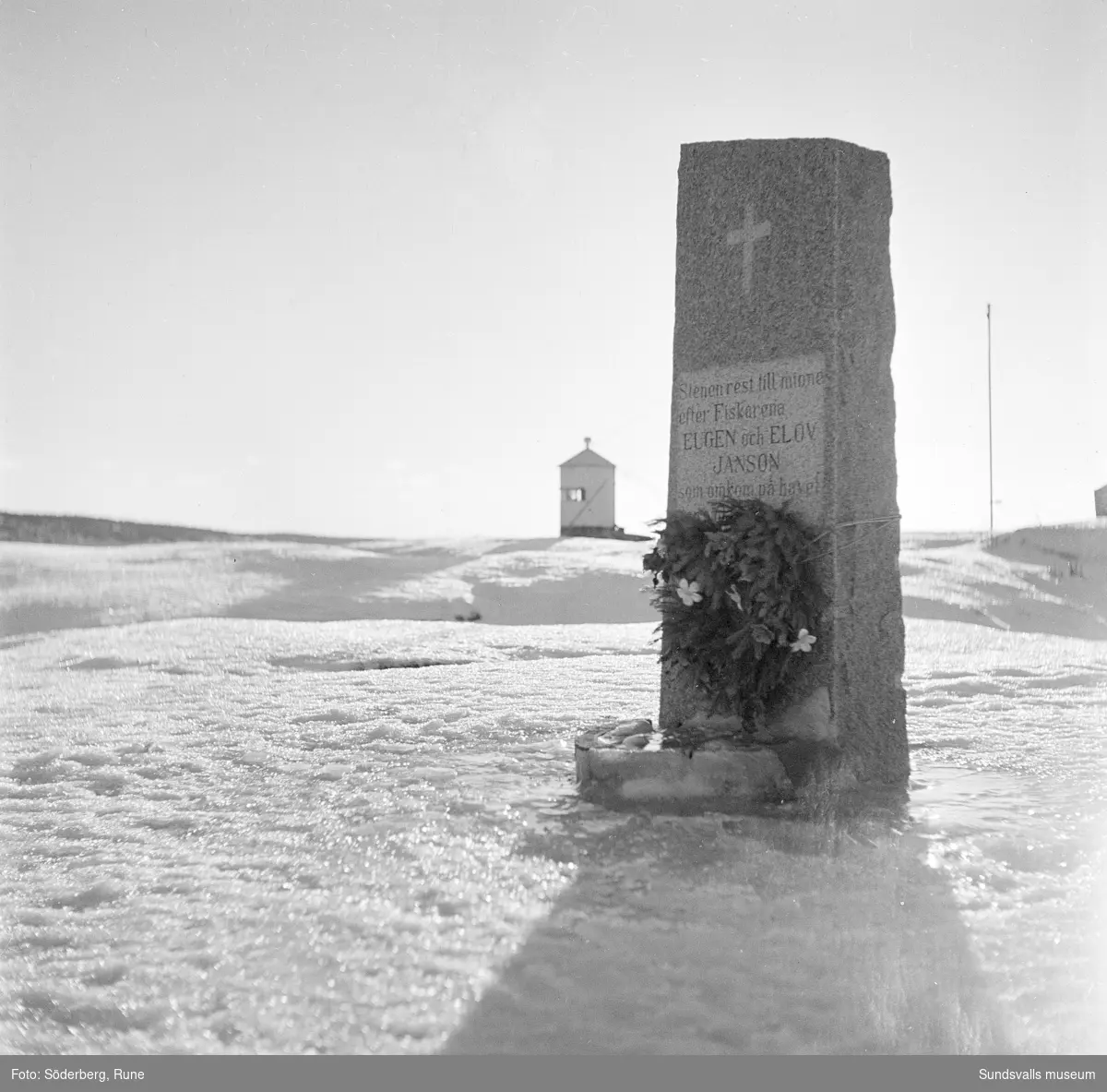 Lörudden, fyren och minnesten med text: "Stenen rest till minne efter Fiskarena Eugen och Elov Janson som omkom på havet den 9 okt 1947. Syskonen".