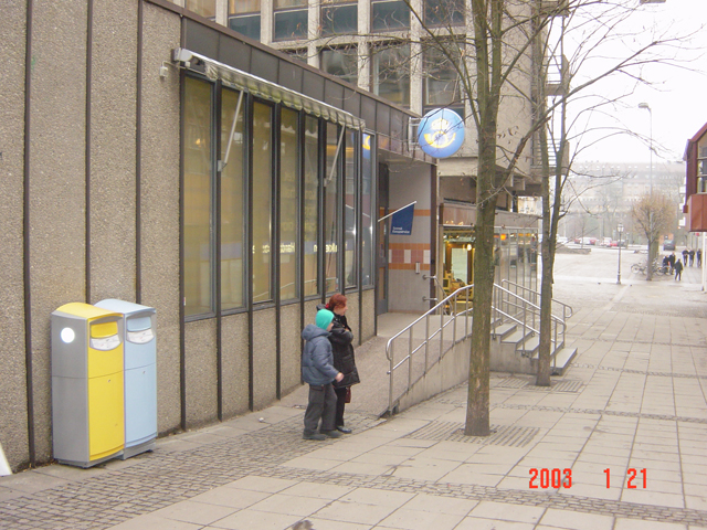 På samma adress finns också Svensk Kassaservice. I de blå
brevlådorna läggs "lokalpost" (försändelser inom det lokala
postnummerområdet). I gula brevlådor läggs försändelser till övriga
postnummerområden och till utlandet.