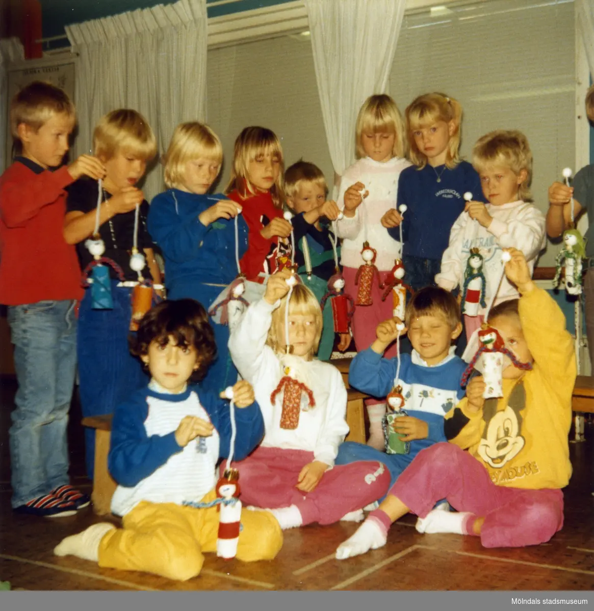 Dagisbarnens egna dockor. Dockteater hos Bräcka deltidsgrupp 1986-10-29. Fotografi ur album tillhörande Blanka Kaplan.