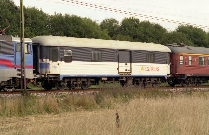 Som första vagn efter loket kommer en vagn från SJ Express som kör för ...