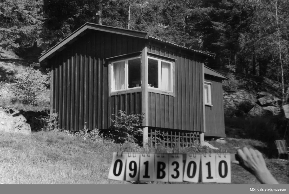 Byggnadsinventering i Lindome 1968. Dvärred (6:1).
Hus nr: 091B3010.
Benämning: fritidshus.
Kvalitet: mindre god.
Material: trä, masonit.
Tillfartsväg: framkomlig.