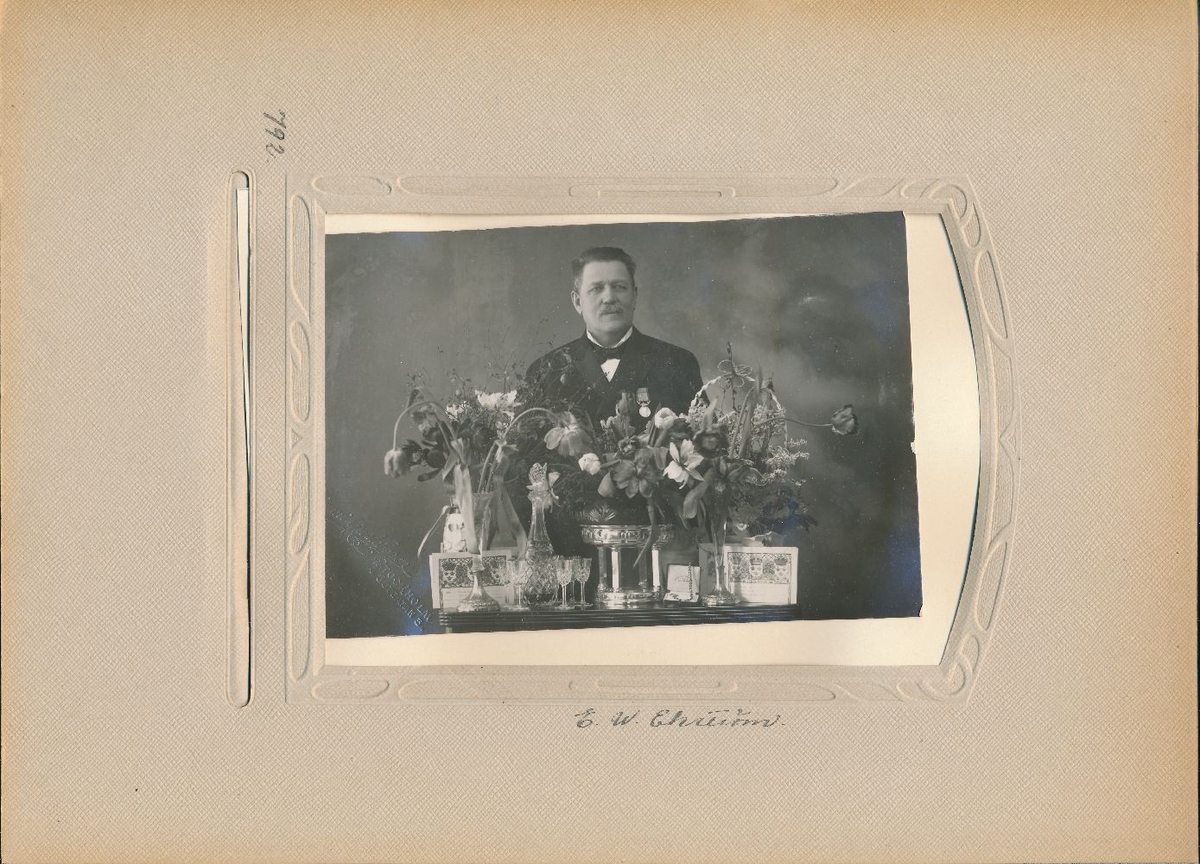 Fotografi av Erik Wilhem Ekström, postvaktmästare vid Stockholm 2 från 1890.