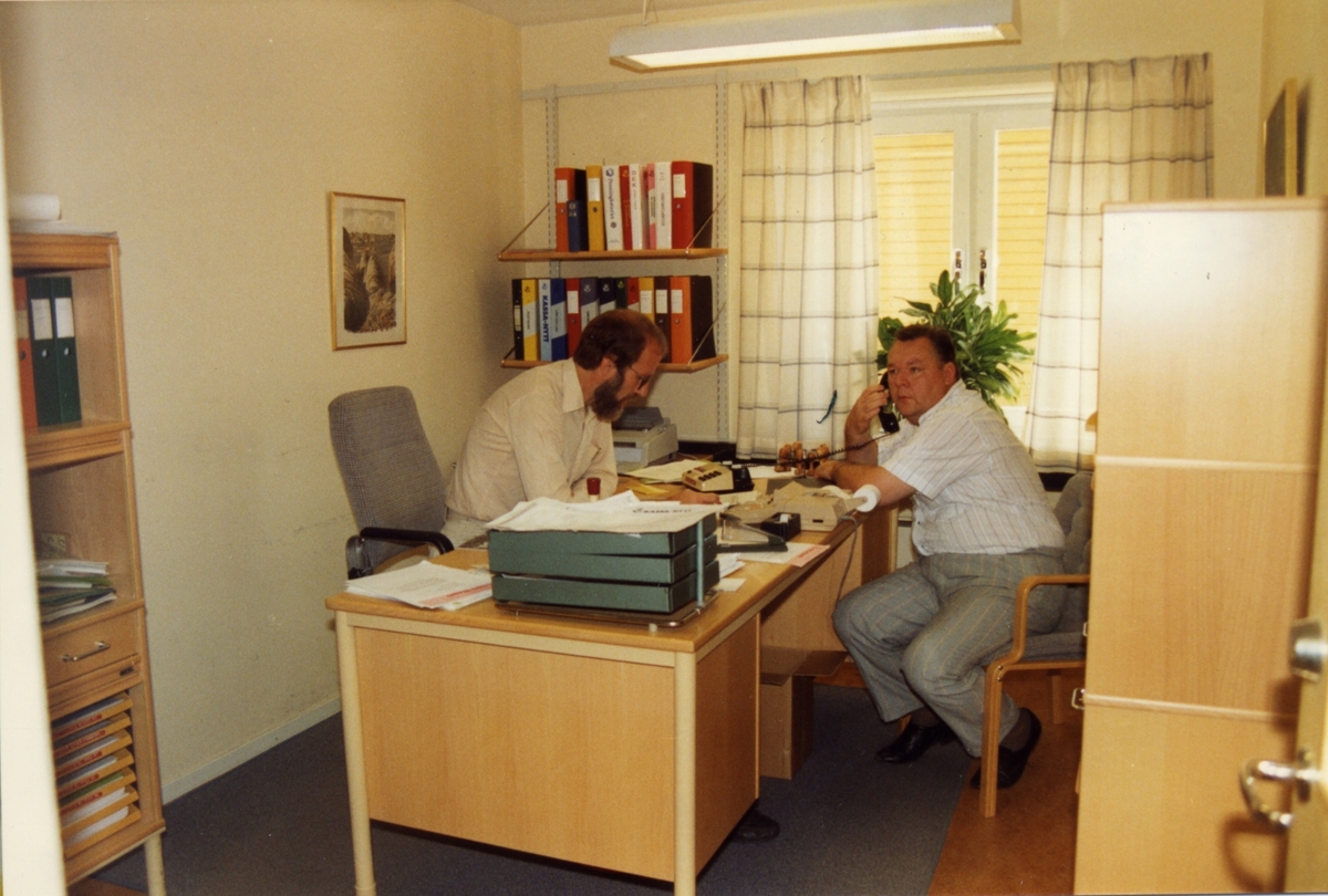 Postkontoret i Tidaholm år 1990. Kassachef Tord Viktorsson och postmästare Karl-Erik Karlsson.