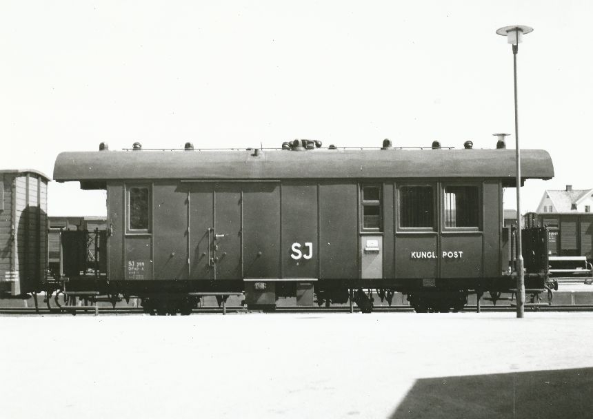 Fotografi föreställande Järnvägspostvagnen SJ DF10p 399 på sträckan Västergötland-Göteborgs Järnväg. Tillverkad 1899, fotot är taget 1958.