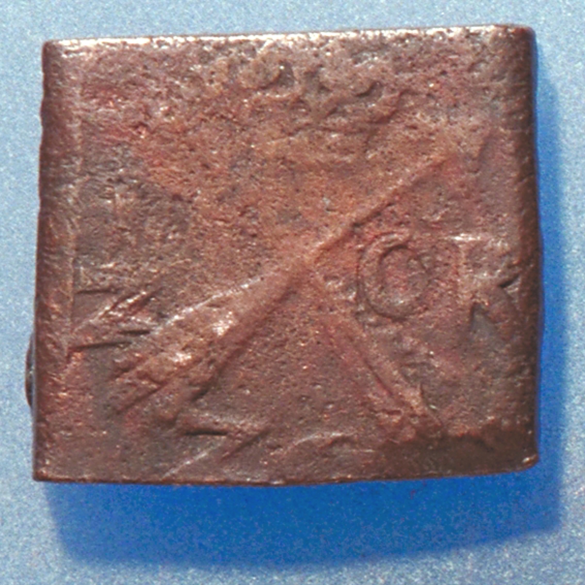 Â½- öre

Fyrkantigt mynt.

Bra skick, något slitet.

Vikt: 12,8 gram.



Text in English: Square-shaped coin. Denomination: Â½ - öre.

The obverse side has a Vasa sheaf in the centre, partly visible. The initial A placed above the sheaf.

The coin stamp is off-centre. The frame is partly visible.

The reverse side has two crossed arrows beneath a crown, faintly visible. On the left hand side is the fraction Â½, and on the right the initials ÖR, faintly visible.

The two digit year of coinage, 26 (1626), is placed beneath the arrows.

The coin stamp is off-centre. The frame is partly visible.



Present condition: the reverse side is worn.

Weight: 12,8 gram.