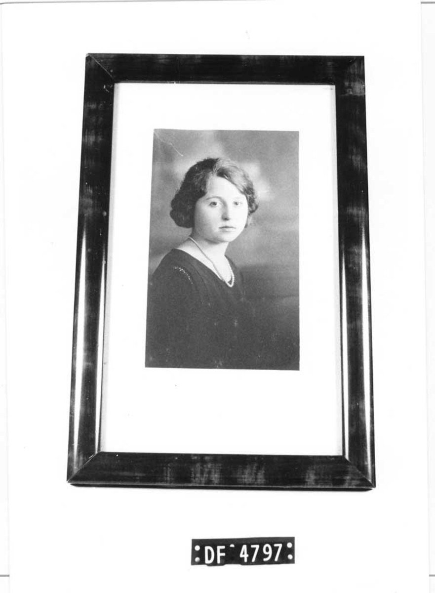 Foto av kvinne med hvitt perlebånd.