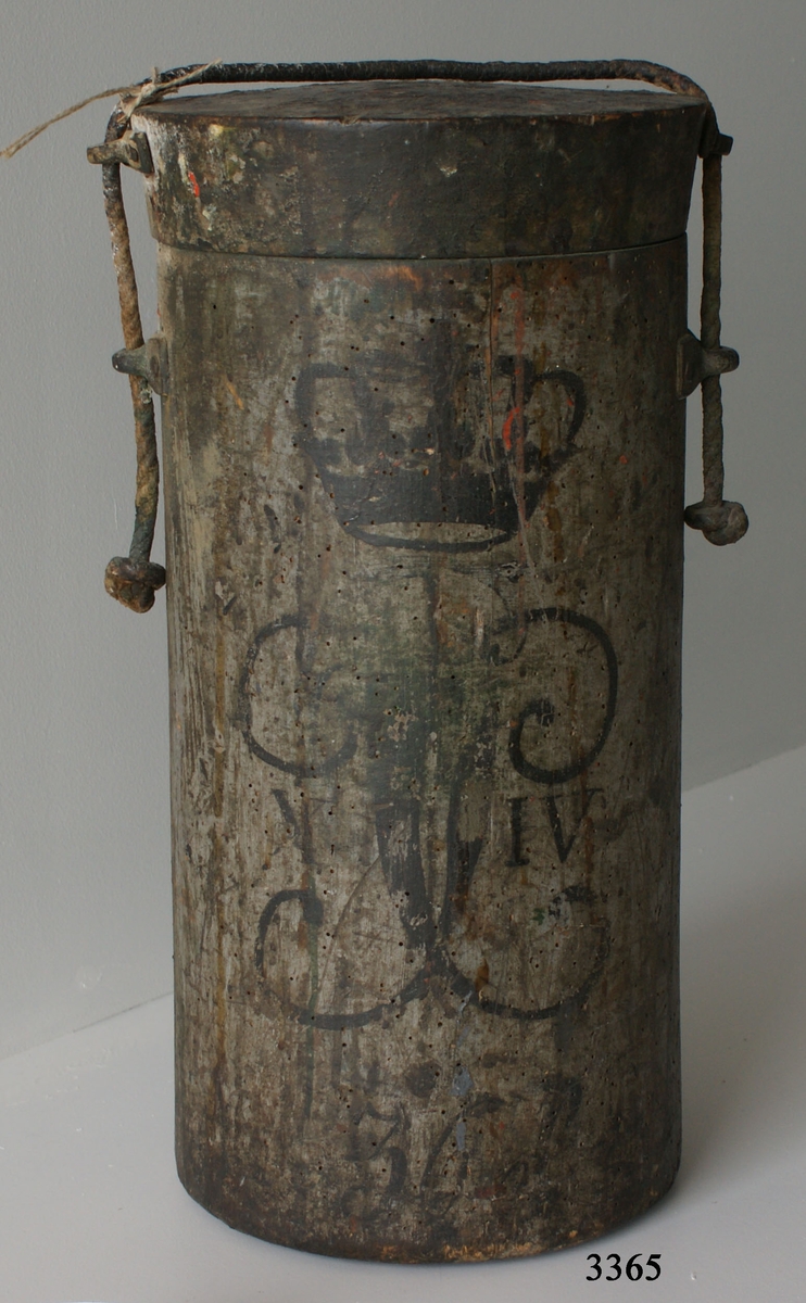 Koger av trä till 36-pundig kanon. Märkt: "C. XIV J." Gråmålat.