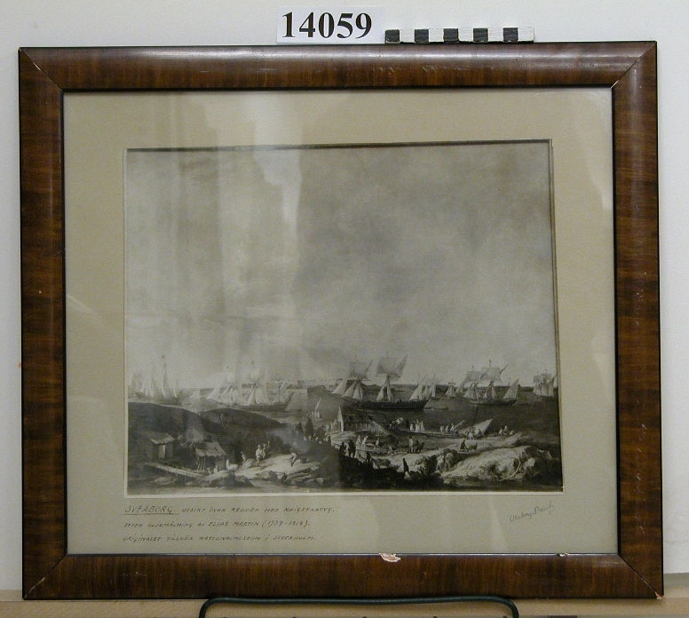 Fotografi inom glas och ram. Utsikt över redden i Sveaborg med krigsfartyg, fotografi (äldre nr Ä 32)