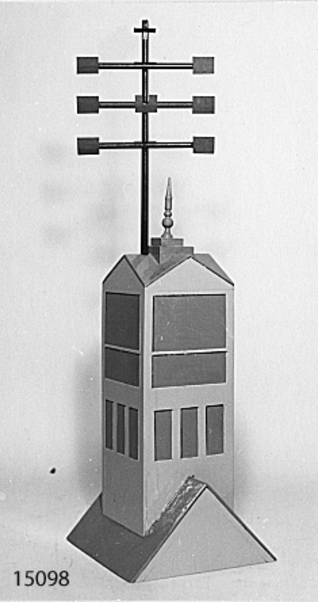 Telegraf optisk modell av trä. Pricipmodell över den optiska telegraf som fanns på Karlskrona örlogsvarv. Byggd efter ritning i museets arkiv (nr 3373, fack 26).
