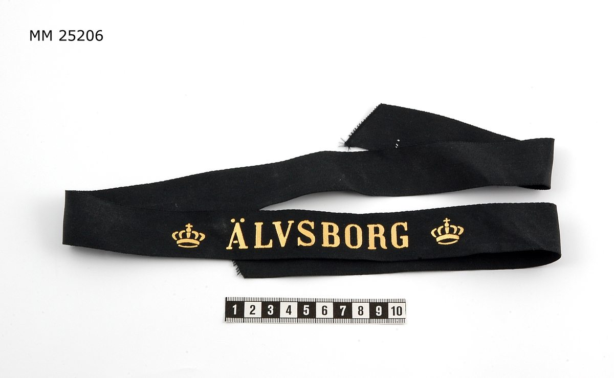 Mössband av sidenrips. Svart med text i guld: "Älvsborg" samt krona i guld på vardera sida om namnet.