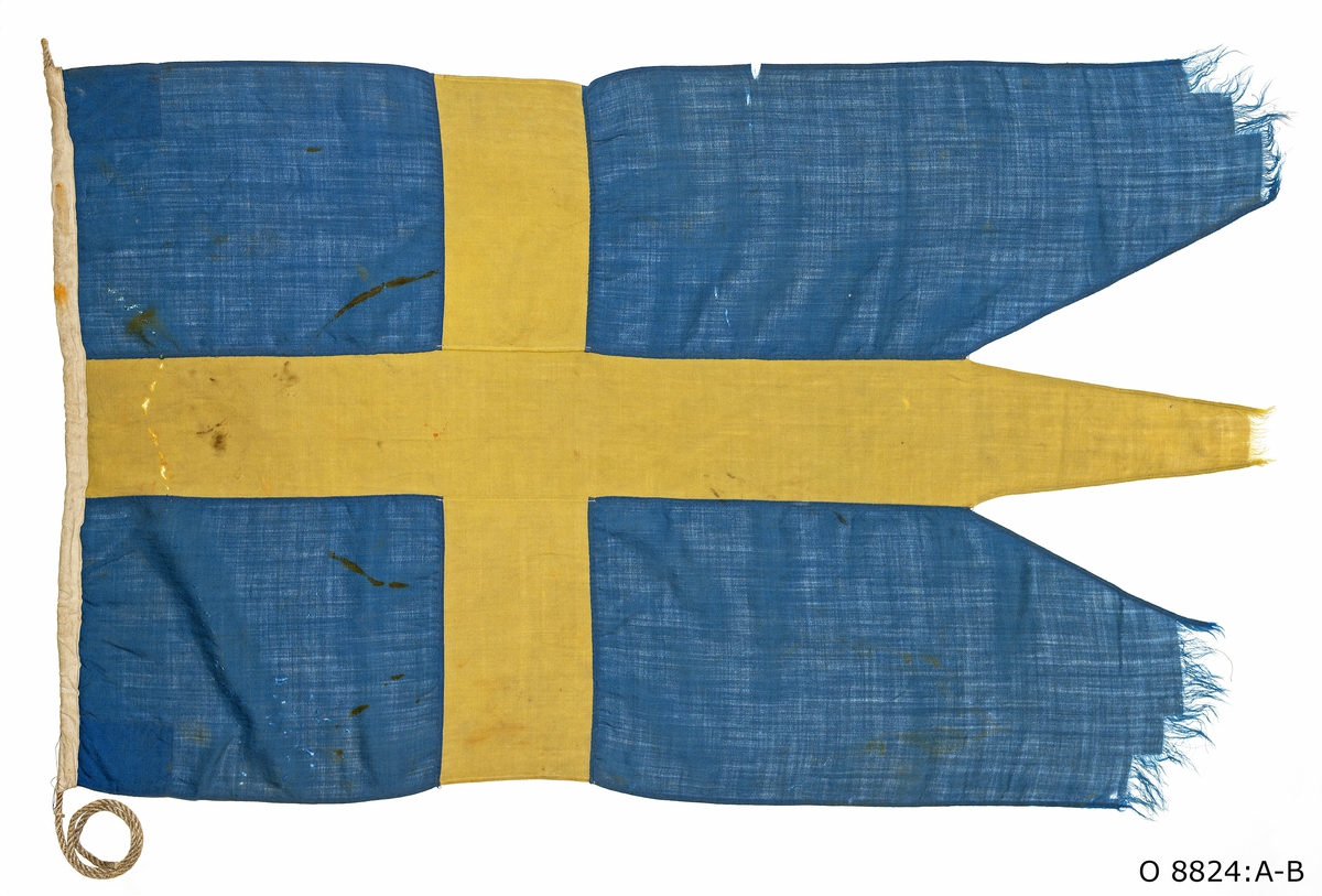 a) örlogsflagga, svensk. Tungorna nedslitna till hälften.
b) flagglina