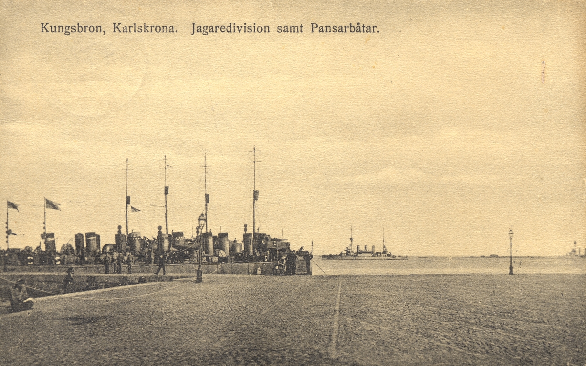 Vykort från kungsbron i Karlskrona med jagaredivisionen och Pansarbåtar