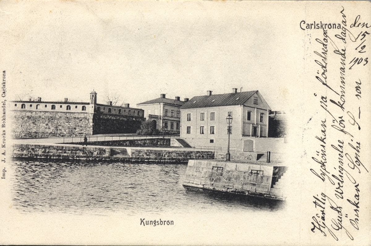 Byggnaden på höger hand ägdes och beboddes en gång av Prins Oscar Bernadotte. Då länsresidenset skulle uppföras på denna plats flyttades den till Ronneby. Residenset uppfördes under åren 1909-1911 och hade som arkitekt hovintendenten G.Lindren. Byggmästare var A Zakrisson Karlskrona.